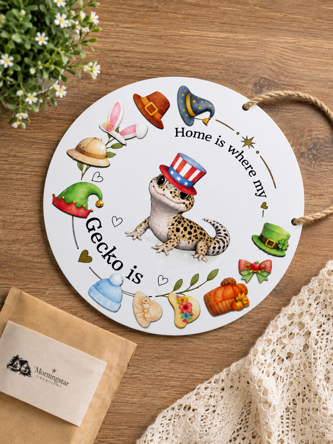 Decorative plate with a gecko illustration and text on a wooden surface